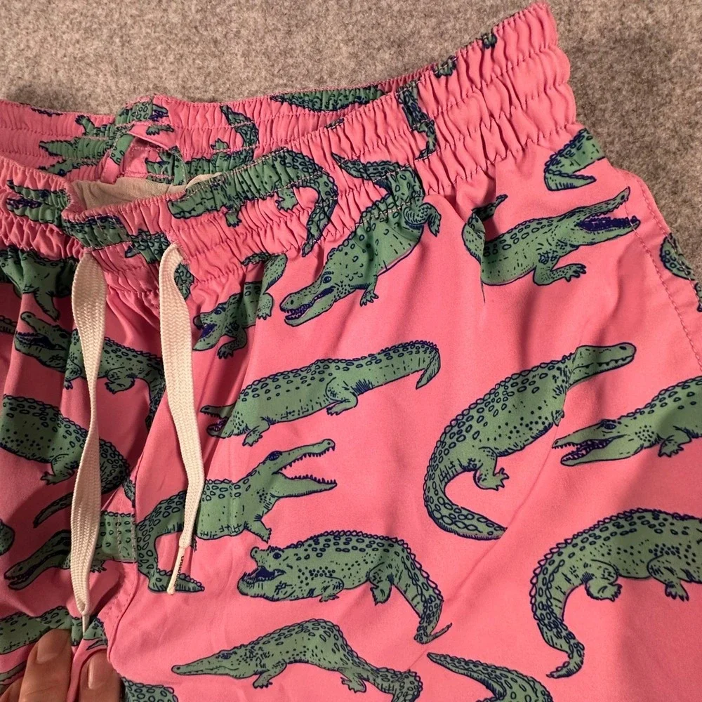 Chubbies Swim Trunks Medium Pink Mens Alligator Print Swimwear Pool Summer